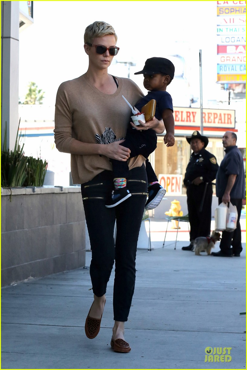 charlize theron pinkberry treat with jackson 062829047