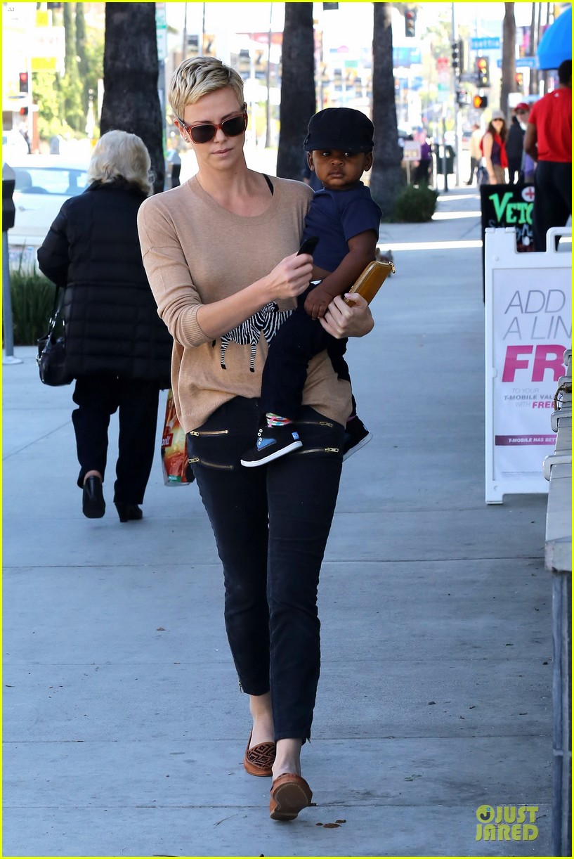 charlize theron pinkberry treat with jackson 082829049