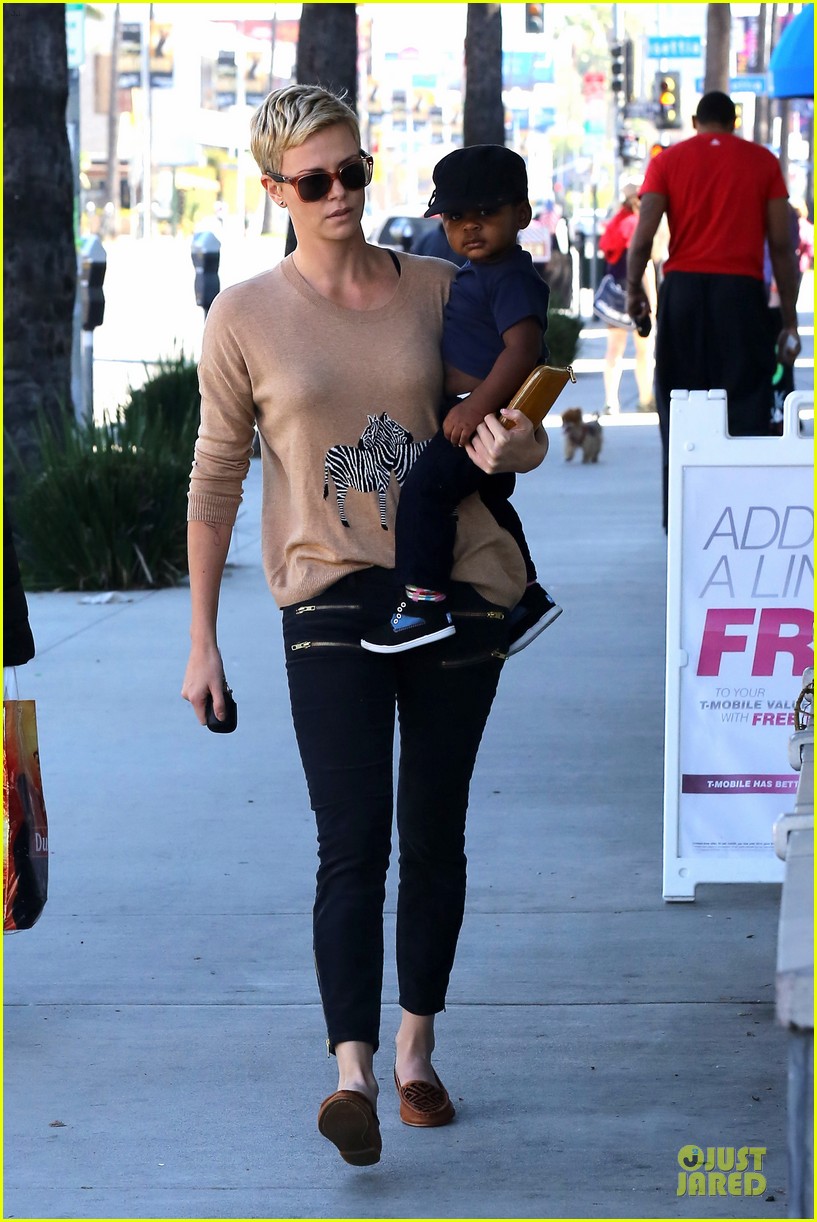 charlize theron pinkberry treat with jackson 11