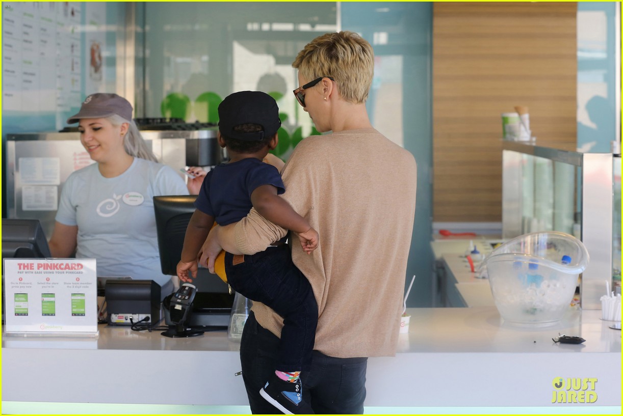 charlize theron pinkberry treat with jackson 12