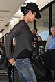 halle berry covers baby bump at lax 07