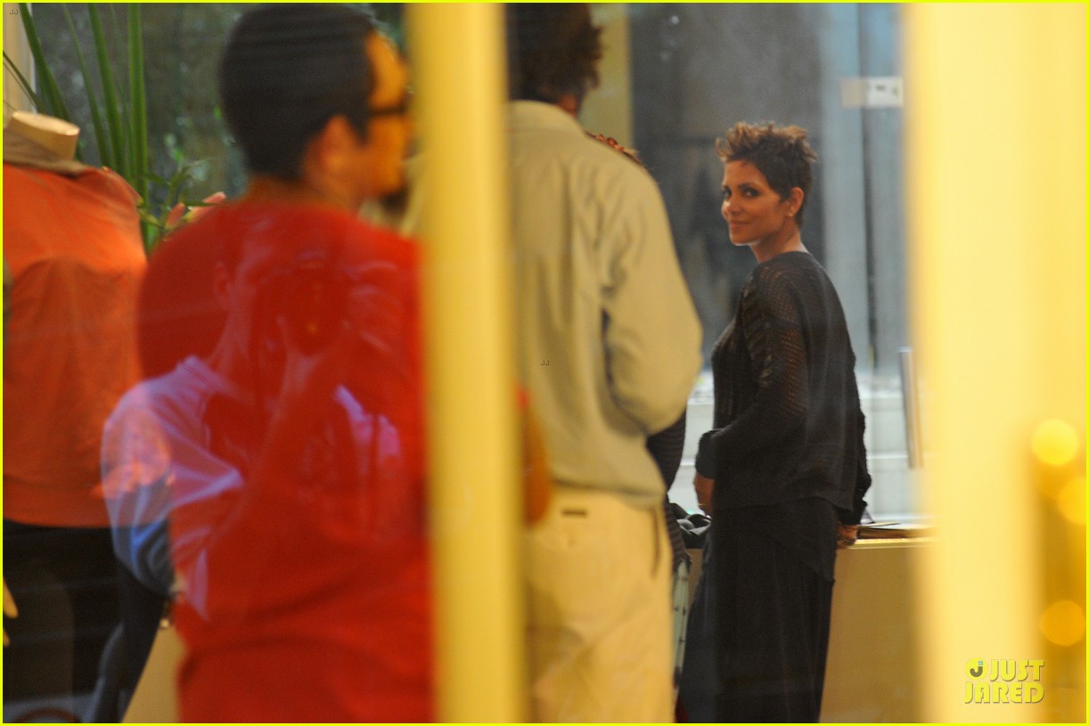 Halle Berry Baby Bumpin' Shopping Therapy in Argentina! Photo 2846706