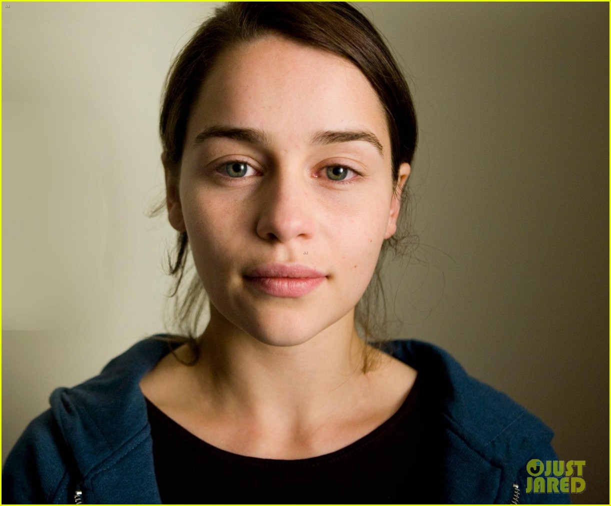 emilia clarke goes without makeup in facebook photo 02