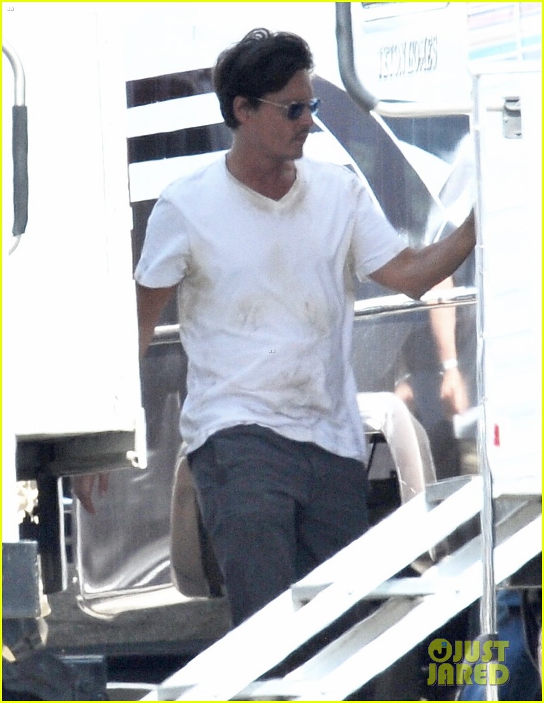johnny depp gets to work after date night with amber heard 07