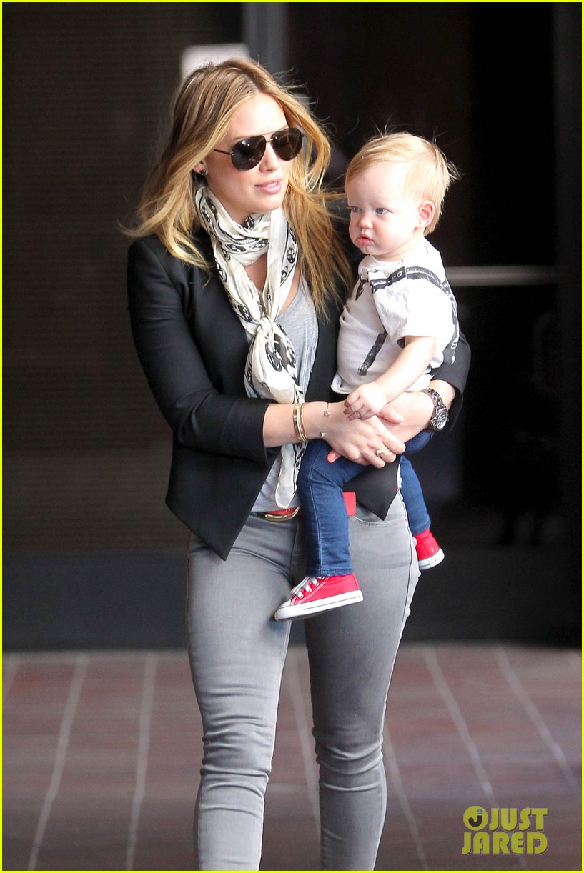 hilary duff sunny afternoons with baby luca 092853576