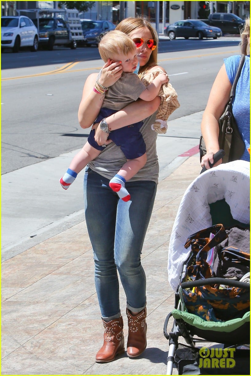 hilary duff sunny afternoons with baby luca 19