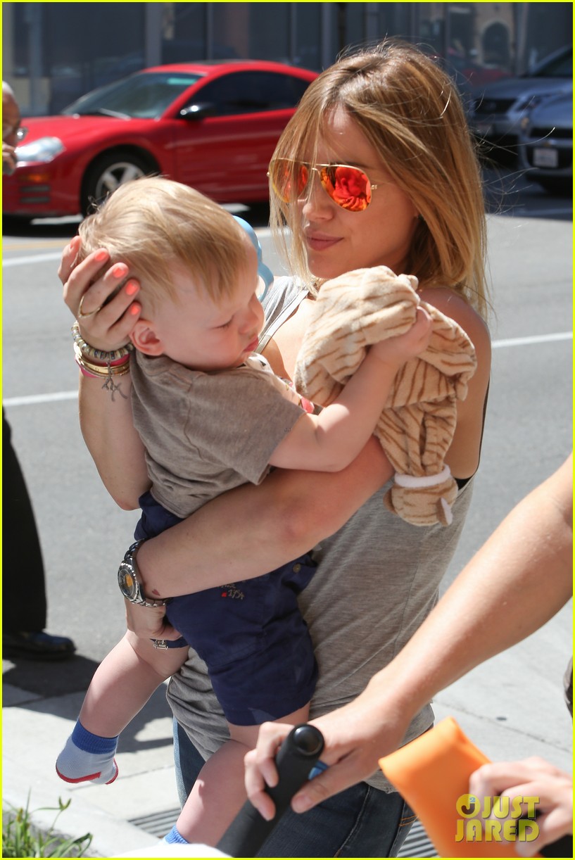 hilary duff sunny afternoons with baby luca 222853589