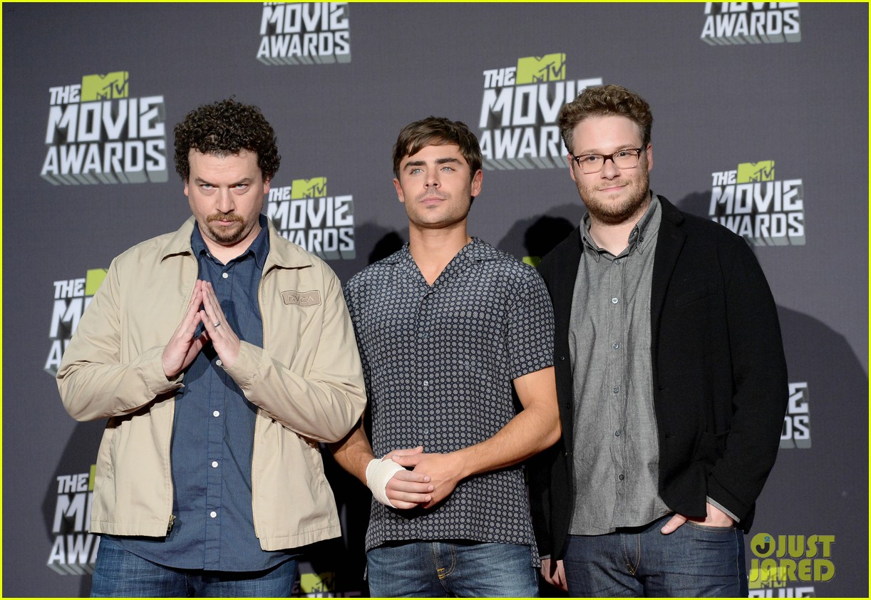Zac Efron: MTV Movie Awards 2013 with Pantsless Seth Rogen!: Photo 2850297  | 2013 MTV Movie Awards, Danny McBride, Seth Rogen, Zac Efron Photos | Just  Jared: Entertainment News, image size:1222x842