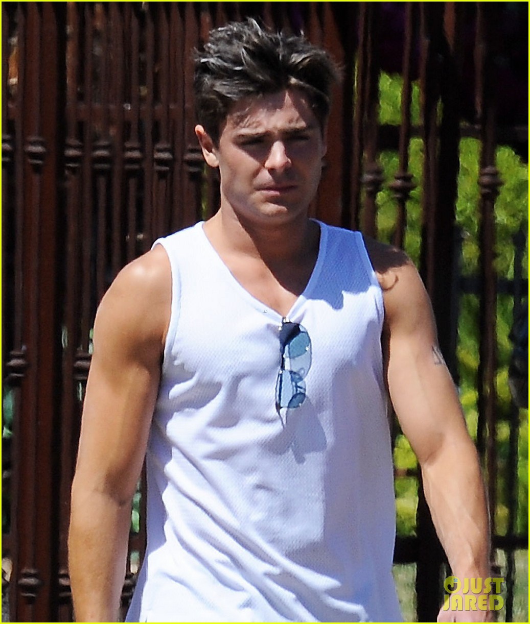 Zac Efron: Gun Show on 'Townies' Set!: Photo 2847875 | Townies, Zac Efron  Photos | Just Jared: Entertainment News, image size:1037x1222
