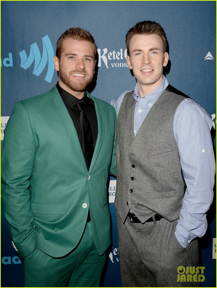 chris evans glaad media awards 2013 with brother scott 02
