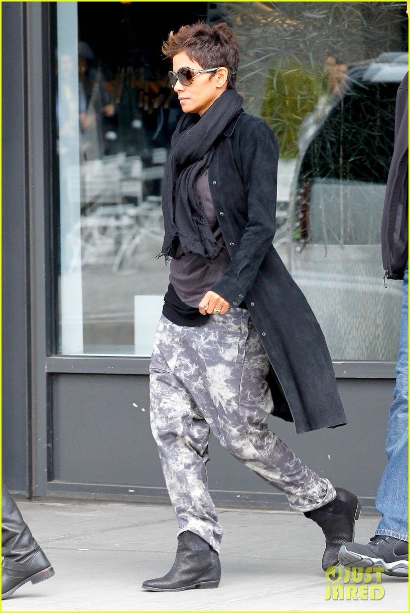 halle berry pregnant shopper in nyc 012845087