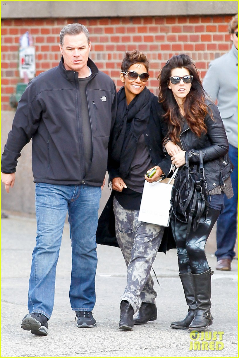 halle berry pregnant shopper in nyc 112845097