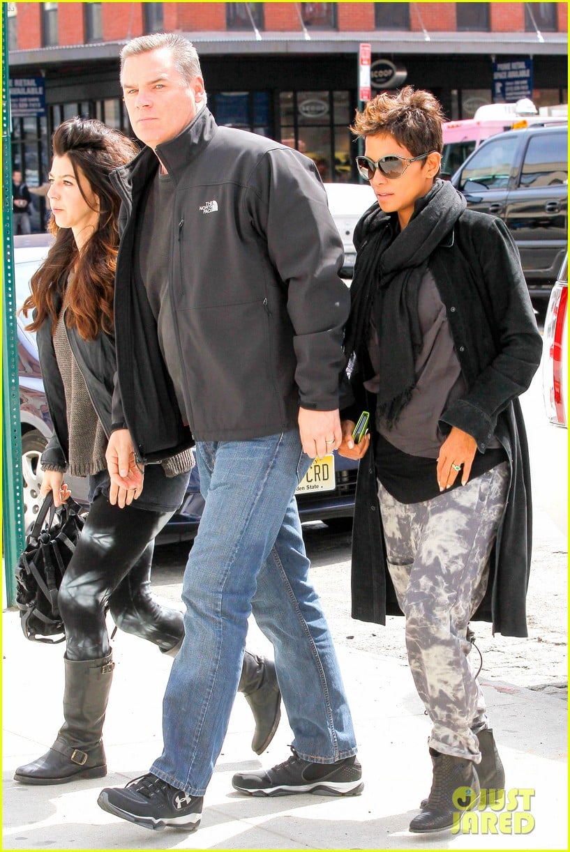 halle berry pregnant shopper in nyc 252845111
