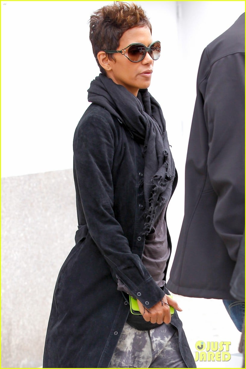halle berry pregnant shopper in nyc 282845114