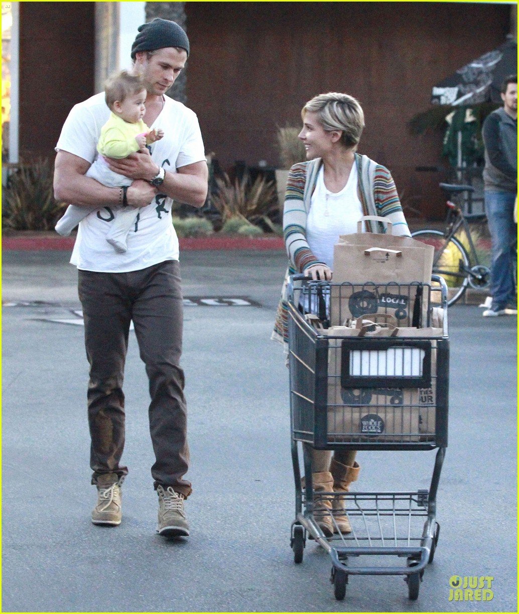 chris hemsworth elsa pataky grocery shopping after easter 05