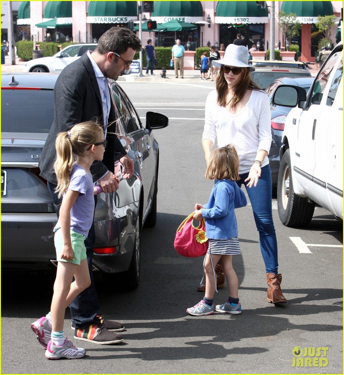 Ben Affleck & Jennifer Garner Track Meet with the Girls! Photo(00)