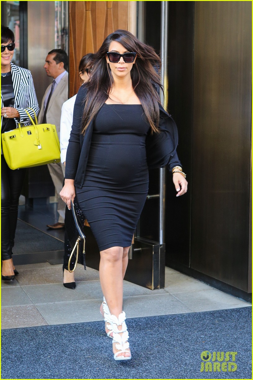 kim kardashian pregnant baby bumpin in the big apple 06