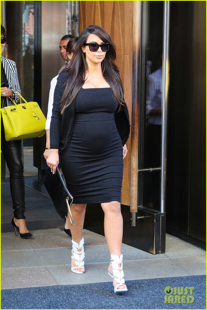 kim kardashian pregnant baby bumpin in the big apple 12