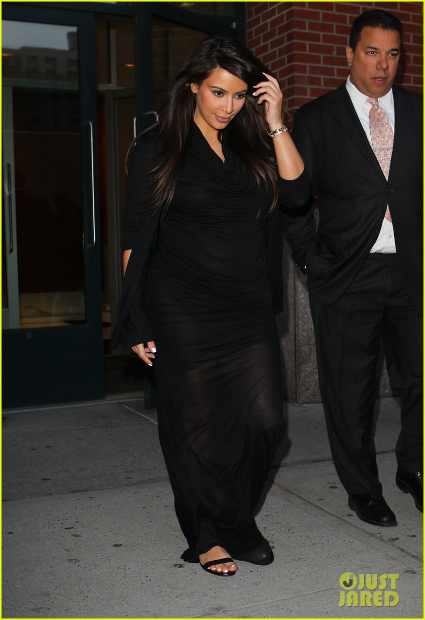 pregnant kim kardashian lands in greece with family 012858103