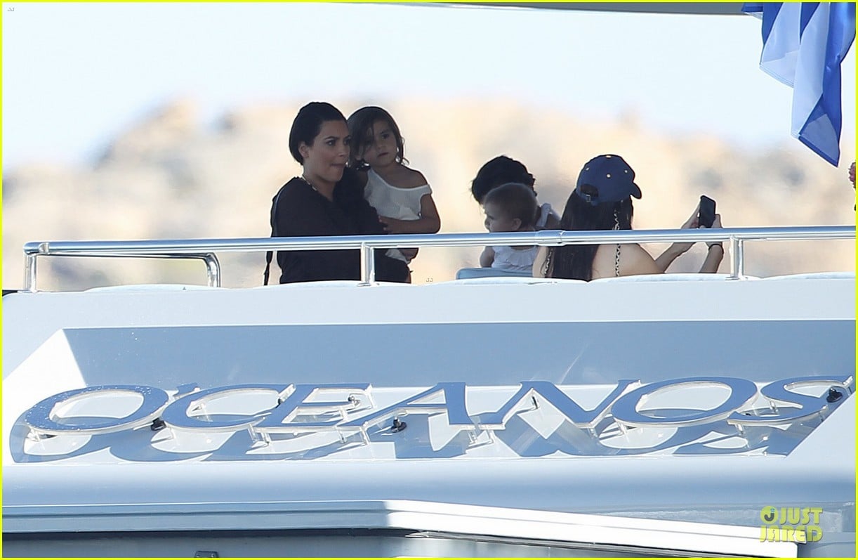 pregnant kim kardashian greece yacht with family 09
