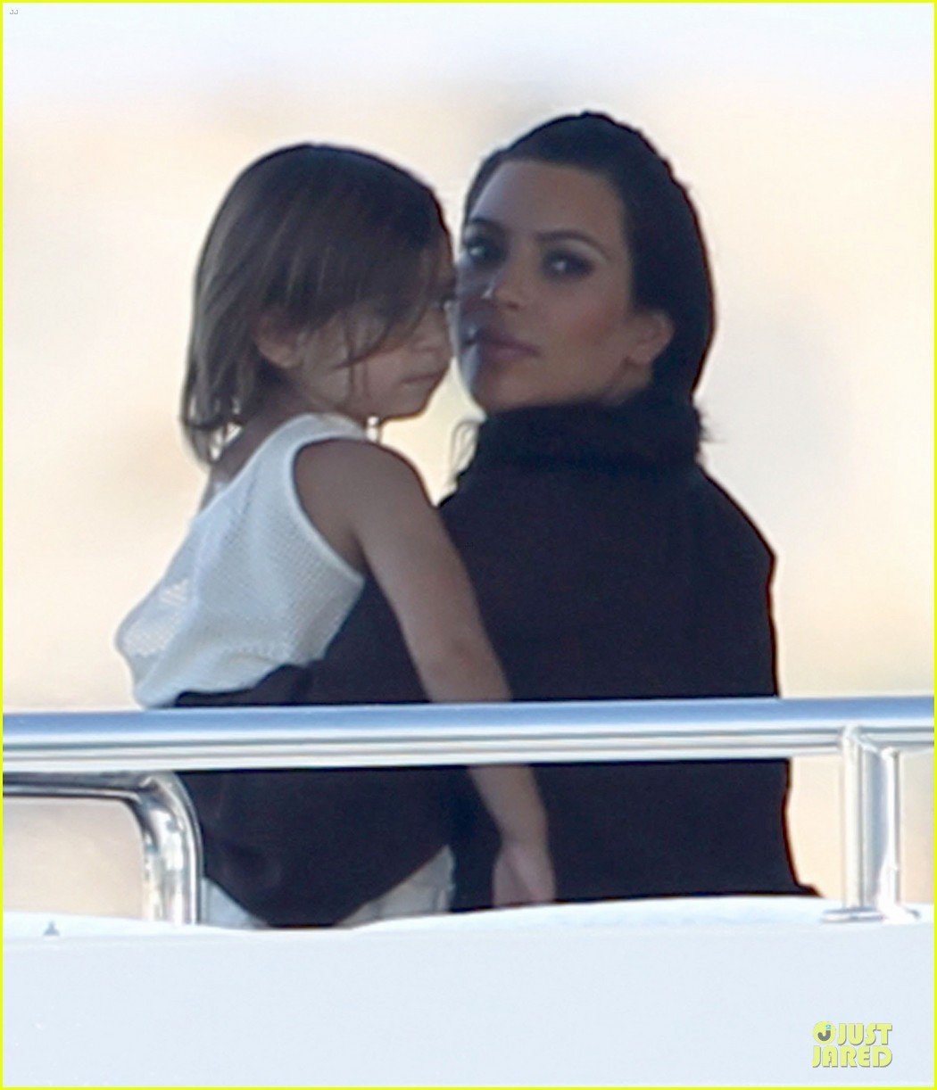 pregnant kim kardashian greece yacht with family 37