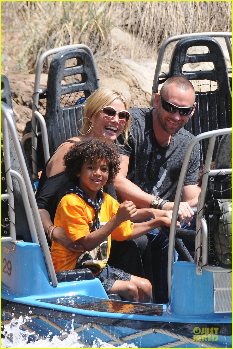 Heidi Klum & Martin Kirsten Disneyland Fun with the Kids! Photo