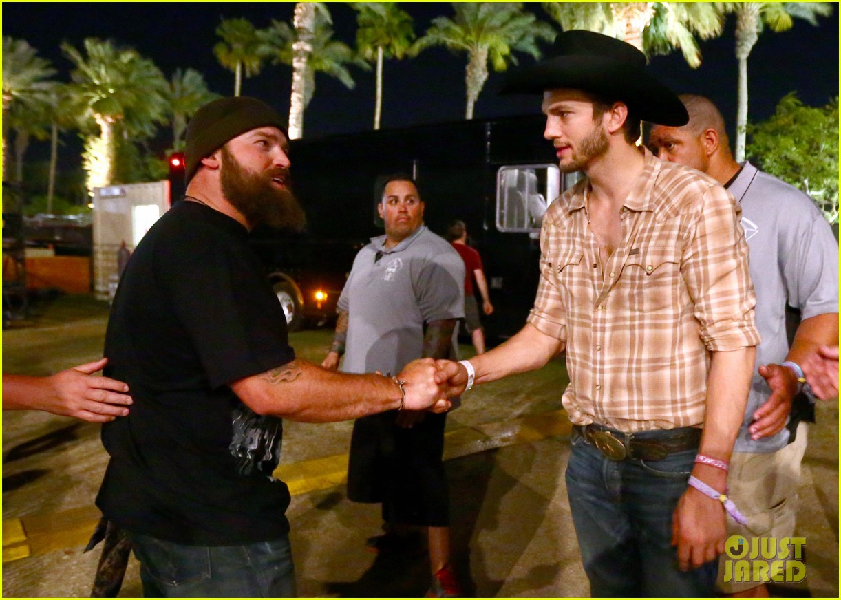 ashton kutcher returns to stagecoach festival after fight 232860472