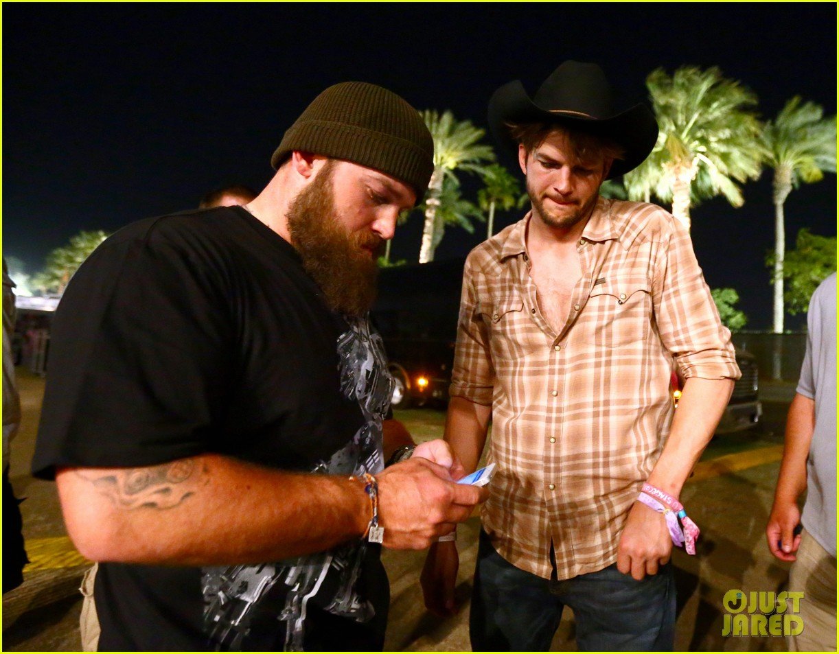 ashton kutcher returns to stagecoach festival after fight 262860475