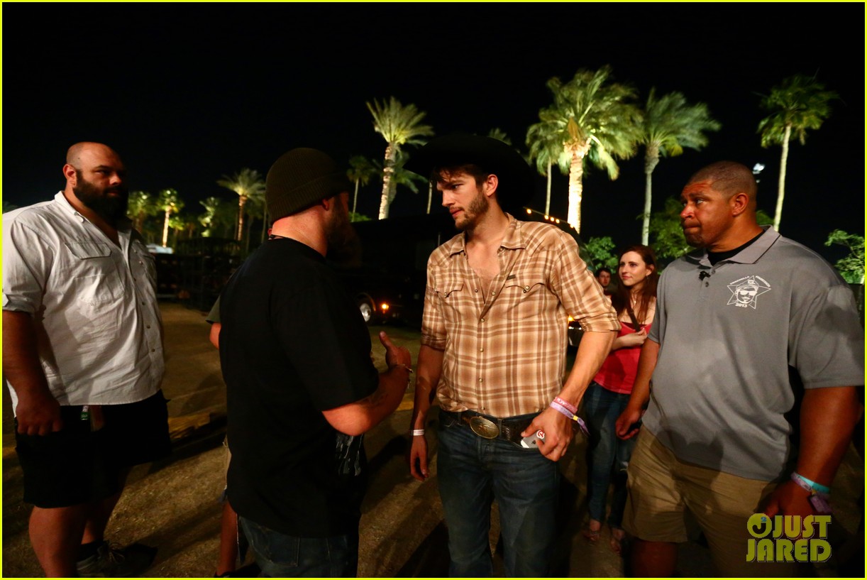ashton kutcher returns to stagecoach festival after fight 282860477