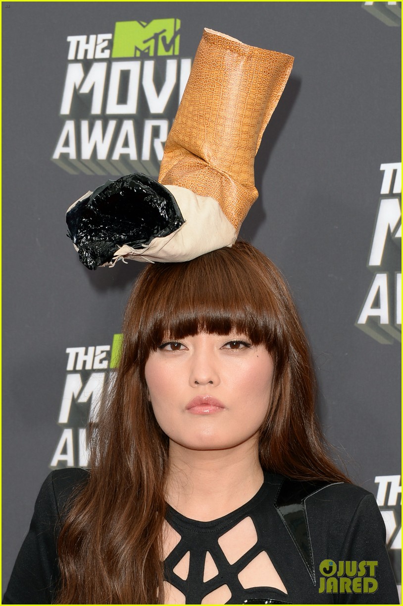 hana mae lee cigarette hat at mtv movie awards 2013 03