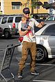 liam chris hemsworth filling up on gas groceries 05