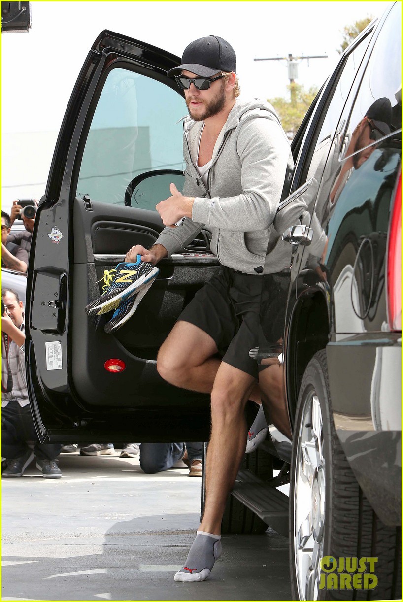 liam hemsworth goes shoeless at the gym 032843257