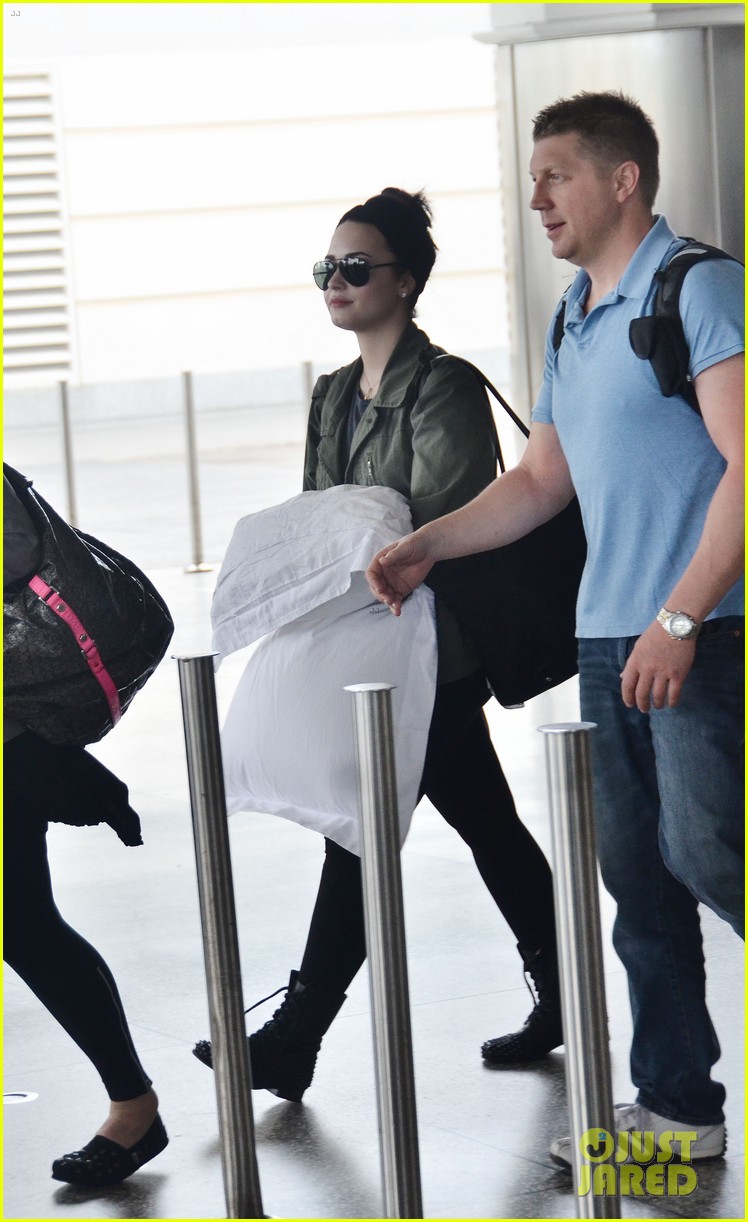 demi lovato flies to barbados after siriusxm visit 032850859