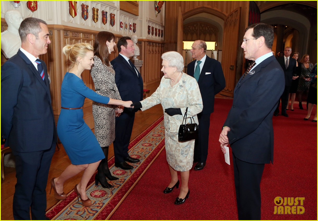carey mulligan eddie redmayne meet queen at film reception 19