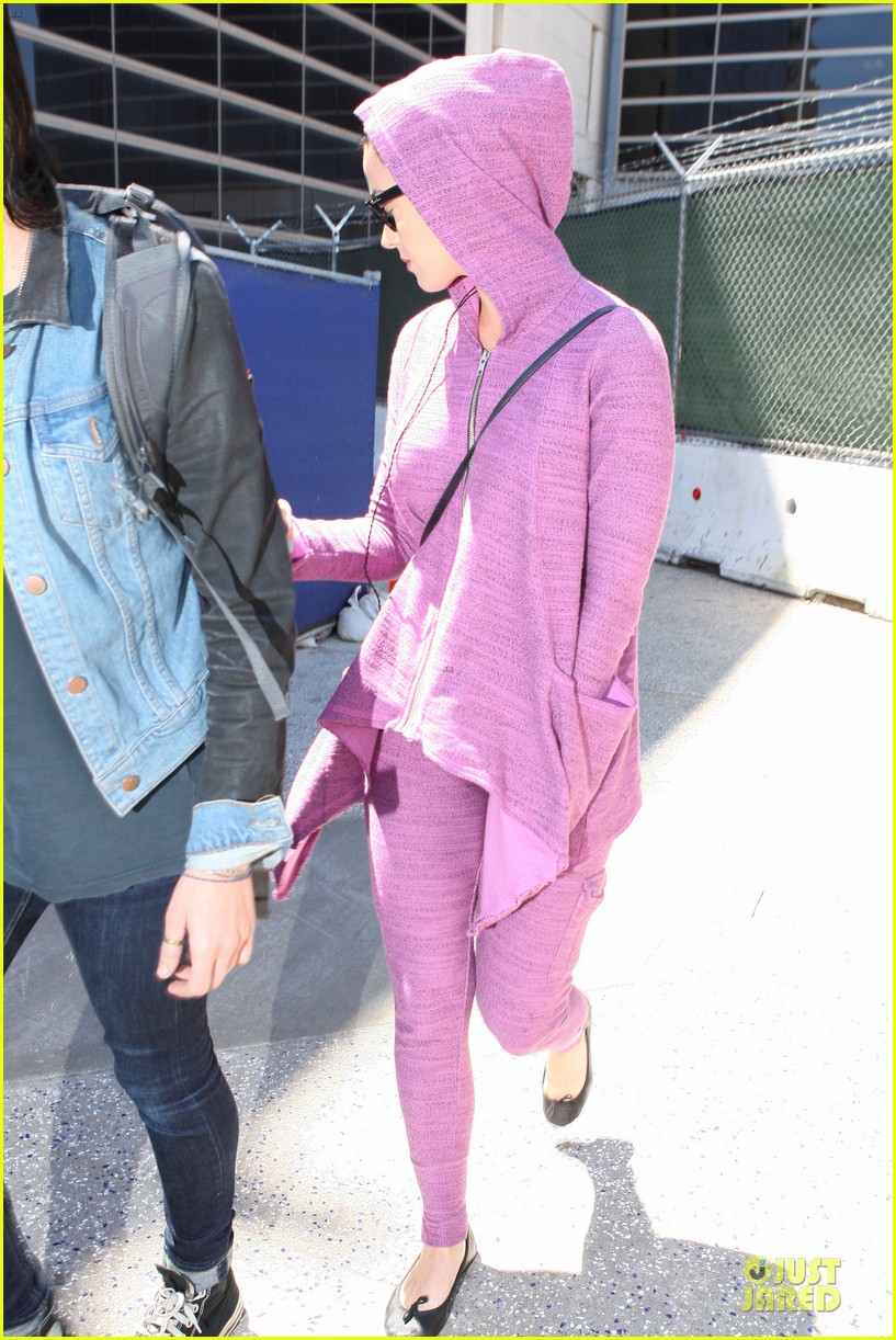 katy perry lax arrival after madagascar unicef trip 01