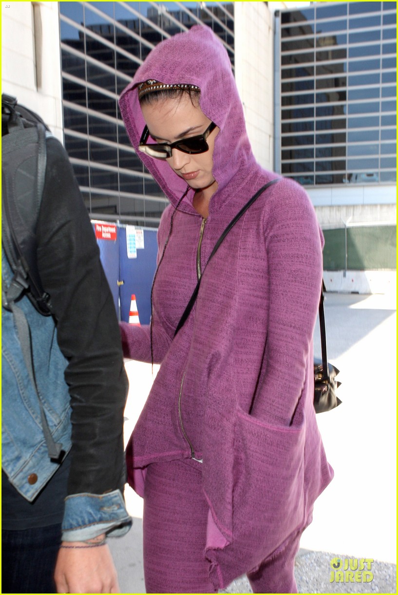 katy perry lax arrival after madagascar unicef trip 04