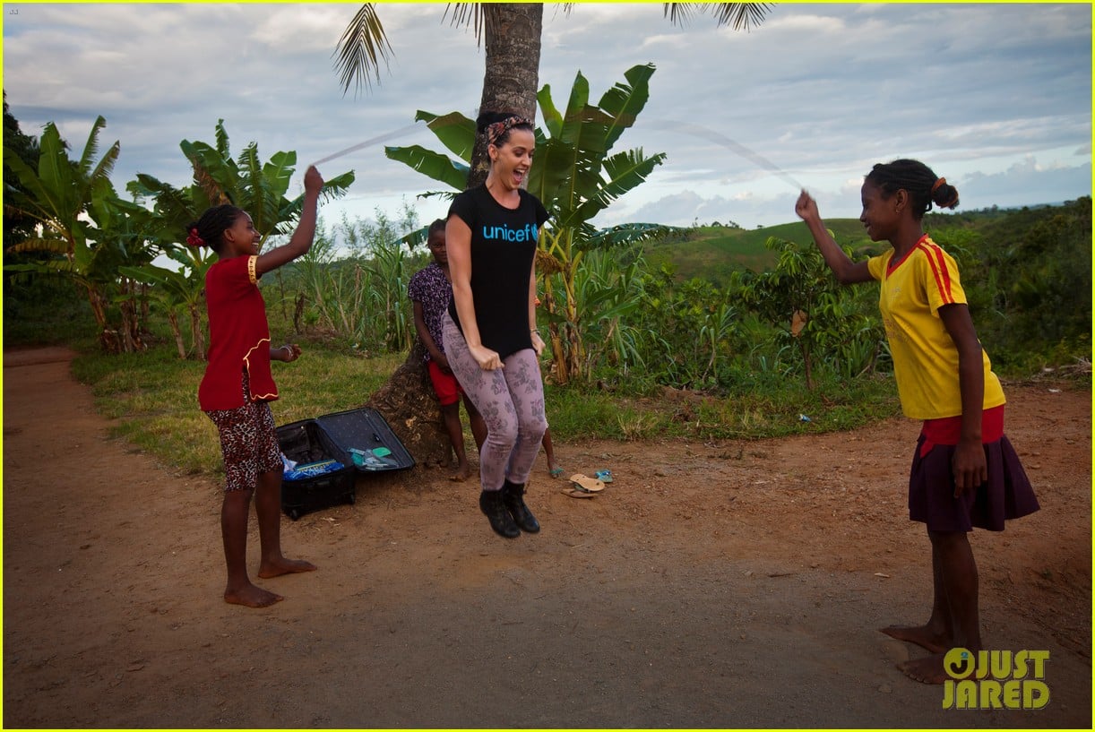 katy perry madagascar visit for unicef 01