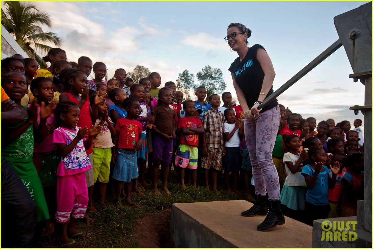katy perry madagascar visit for unicef 03