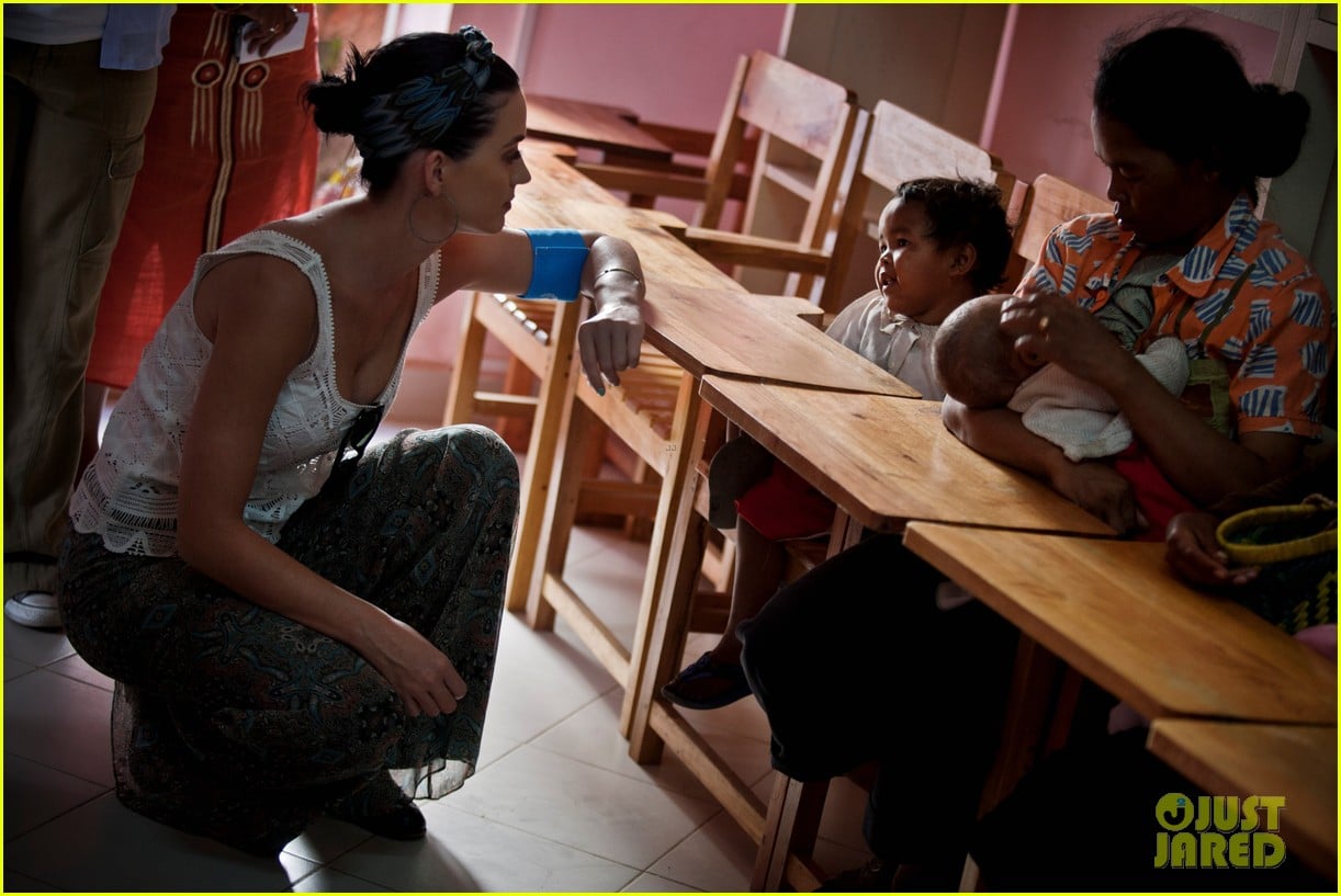 katy perry madagascar visit for unicef 09