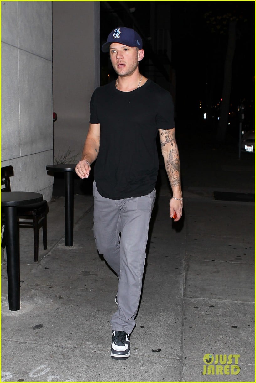 ryan phillippe steps out after reese witherspoon arrest 01