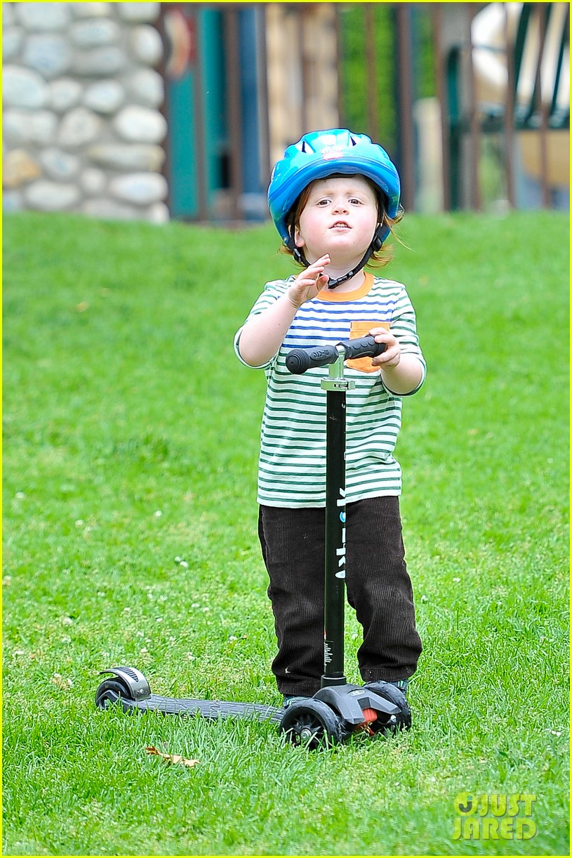Amy Poehler Park Playtime with Archie & Abel! Photo 2841937 Abel