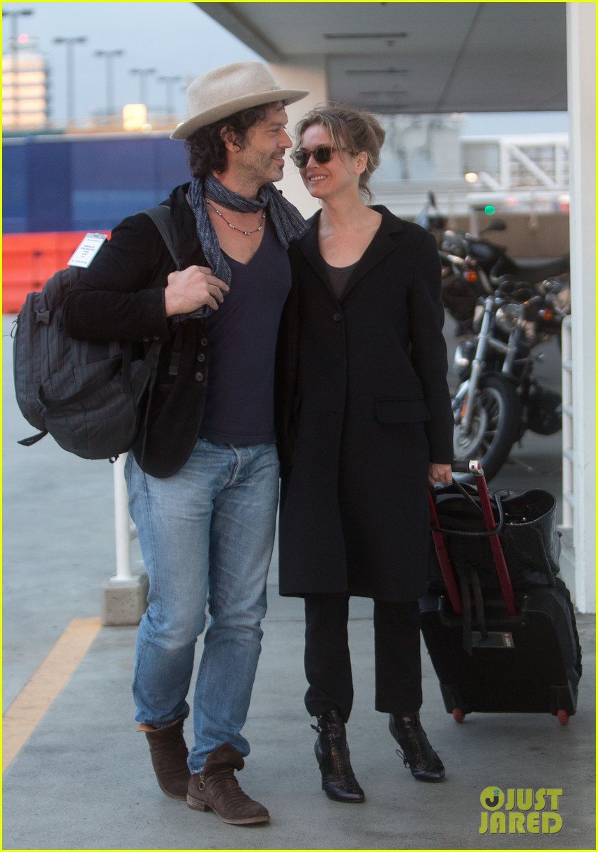 Renee Zellweger & Doyle Bramhall II Kiss Kiss at LAX! Photo 2851378