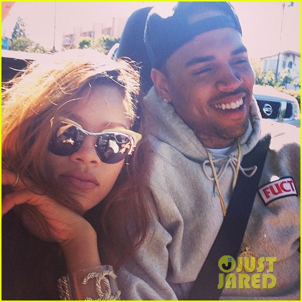 rihanna chris brown back together in new instagram pic 01