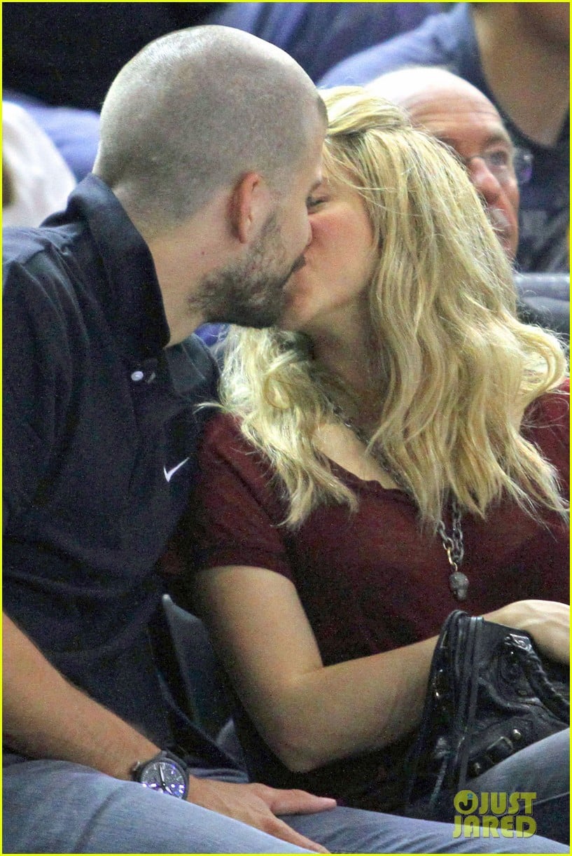 Shakira & Gerard Pique: Basketball Kisses!: Photo 2858669 | Gerard Pique,  Shakira Photos | Just Jared: Entertainment News