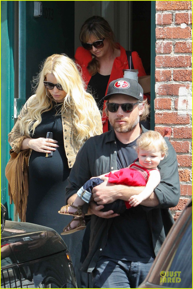jessica simpson baby bumpin office stop with family 04