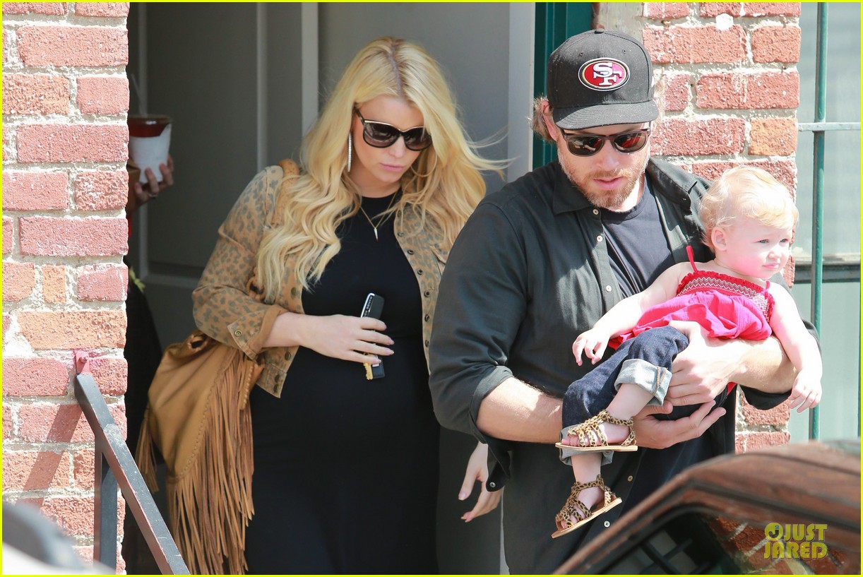 jessica simpson baby bumpin office stop with family 07