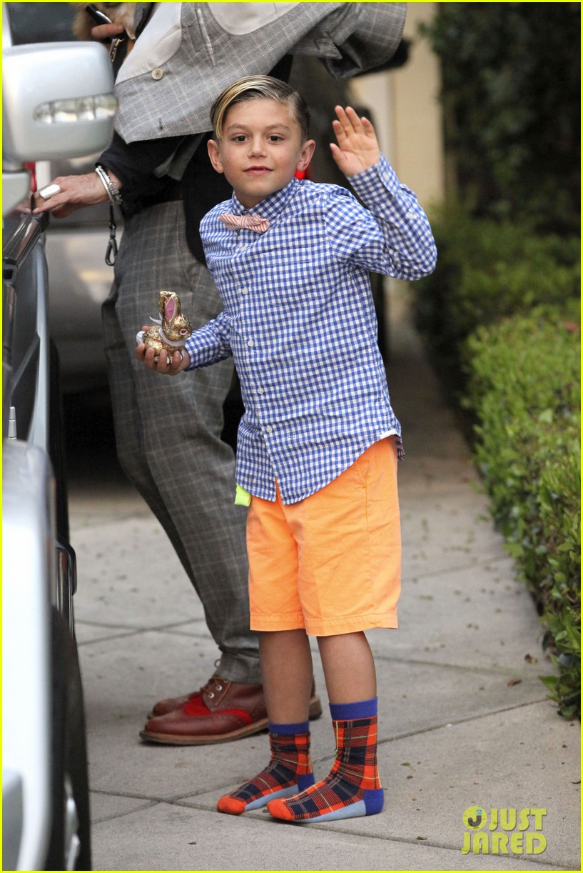 gwen stefani gavin rossdale easter sunday fun with the kids 032841400