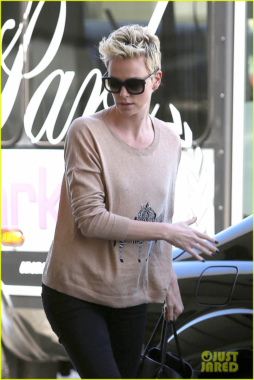 charlize theron zebra sweater at the airport 04