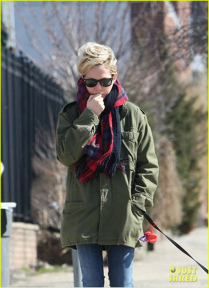 michelle williams sunday stroll with lucky 022845343