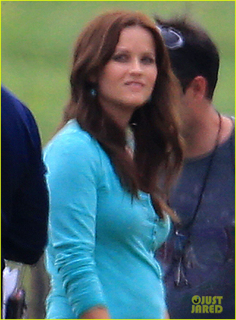 reese witherspoon brunette hair on the good lie set 04